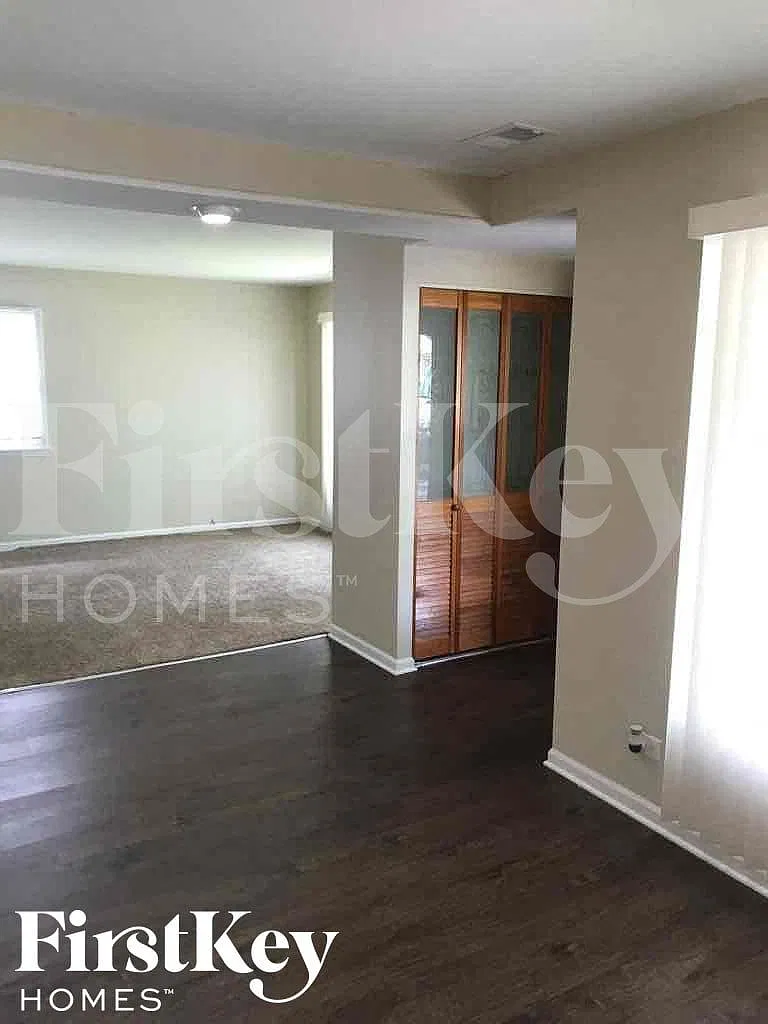 3 bed, 2.0 bath, 1607 sqft, $3,630 — Photo 2