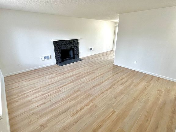 2nd image of 461-487 W Gloucester St #471