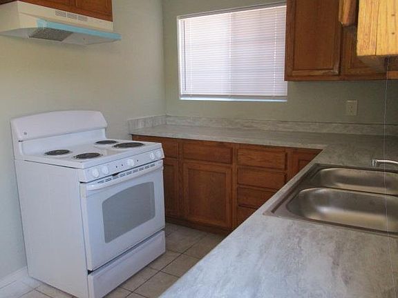 3rd image of 331 E Elm St #1/2