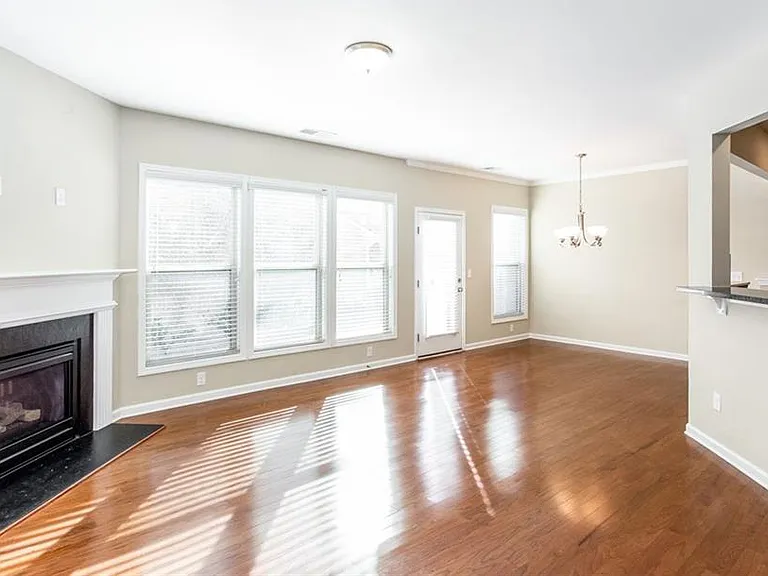 2105 Greencrest Cir — Photo 2