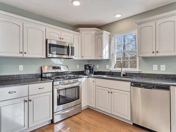 4th image of 101 Charmwood Cir