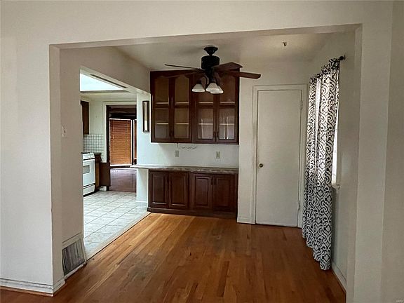 4th image of 2837 Wismer Ave
