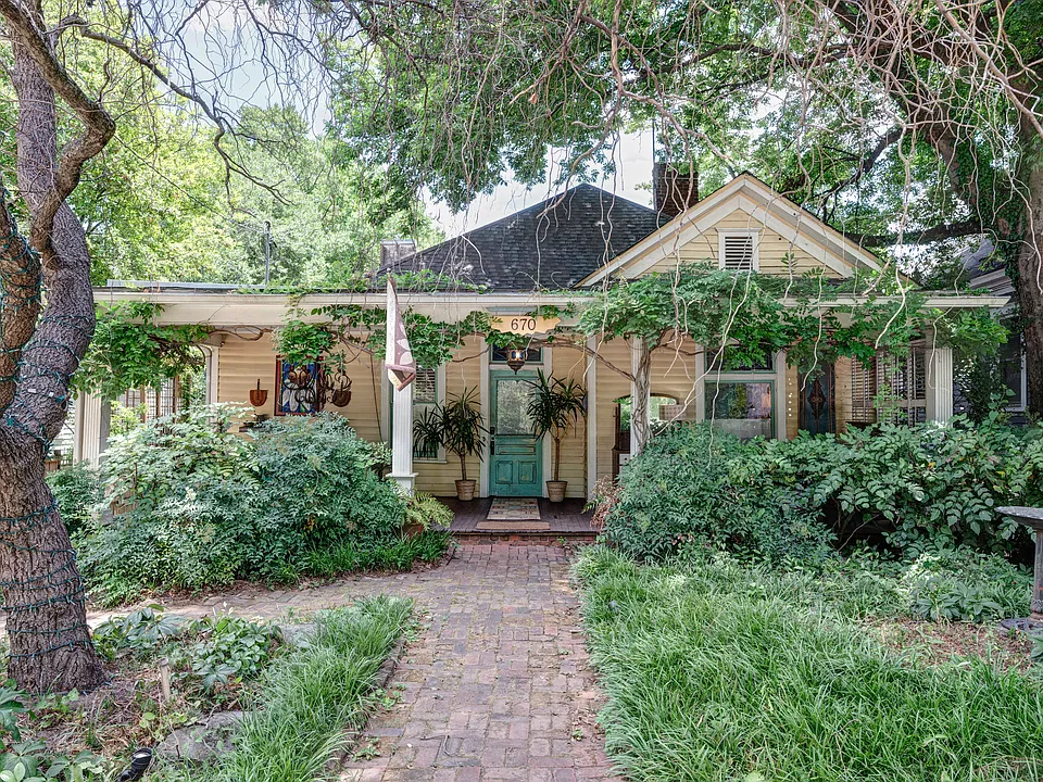House front, facing Grant Park