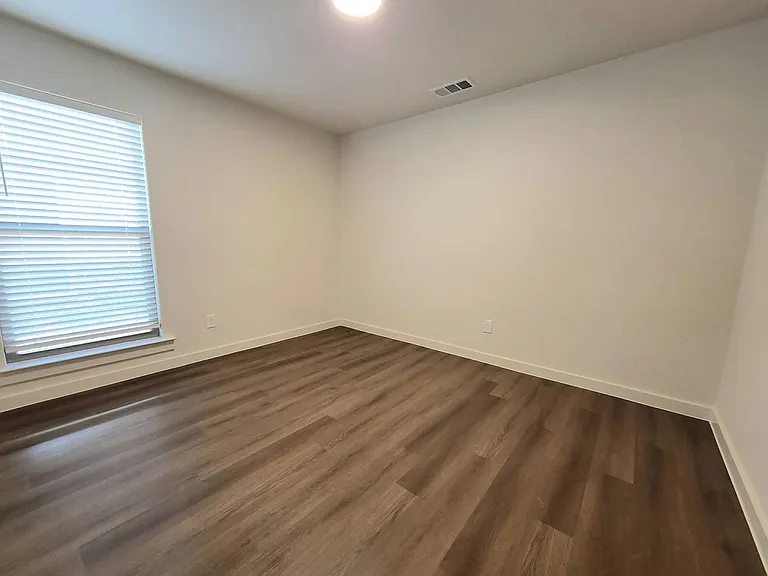 5546 Auburn St — Photo 7