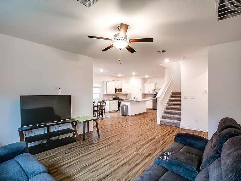 1024 Bluewood Bnd — Photo 10