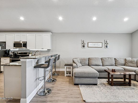 3rd image of 13662 Lawton Ln