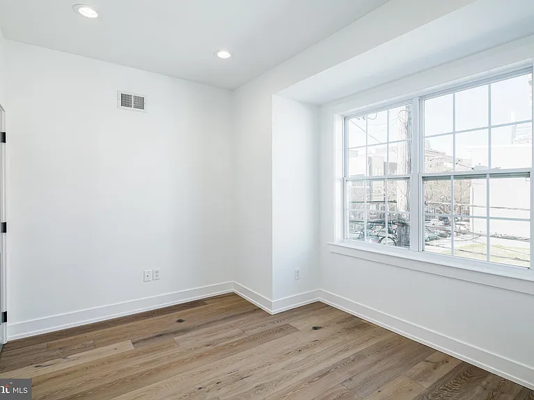 1532 Catharine St — Photo 16
