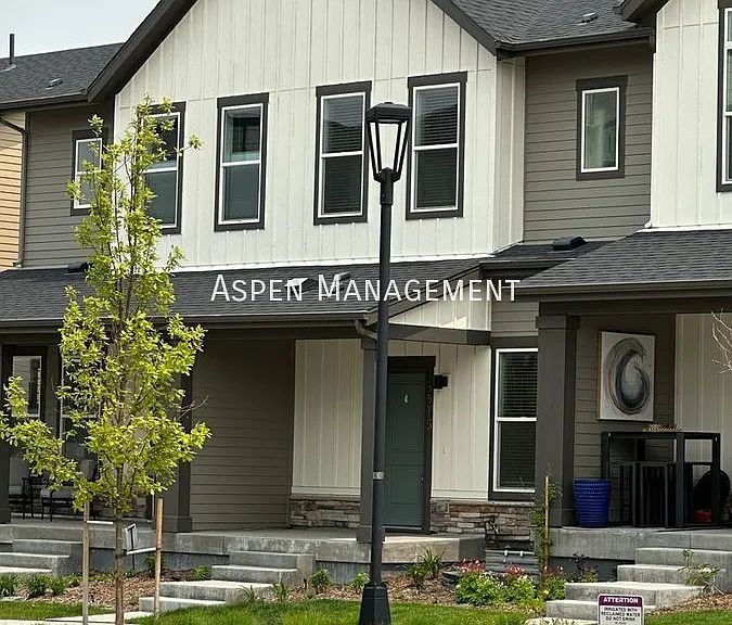 2215 Village Green Way — Photo 2
