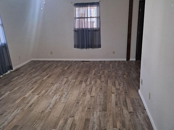 3rd image of 916 S Main St