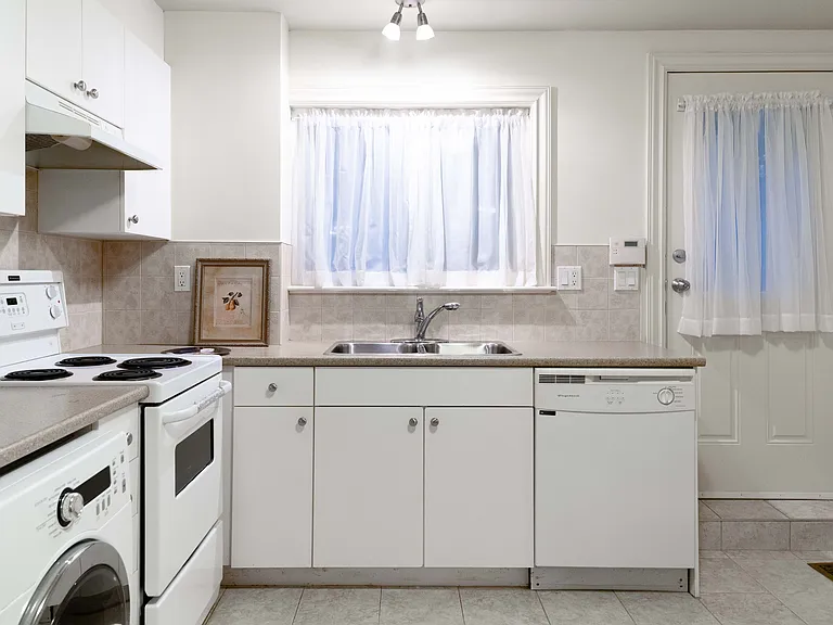 2321 Jefferson Ave — Photo 10