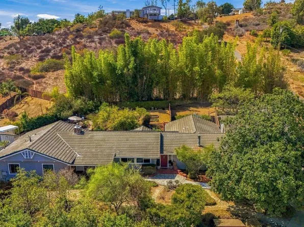 919 Valley Dr, Vista, CA 92084