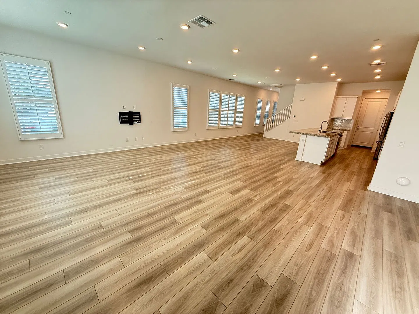 Beautiful 4-Bedroom Home in Valencia's Five Points! — Photo 3