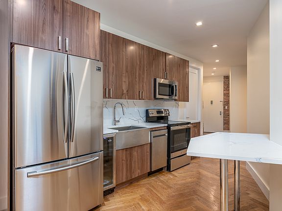 5th image of 941 Washington Ave #457