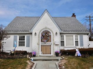 1 Birch Ct E, Farmingdale, NY 11735