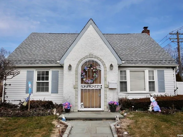 1 Birch Court E, East Farmingdale, NY 11735