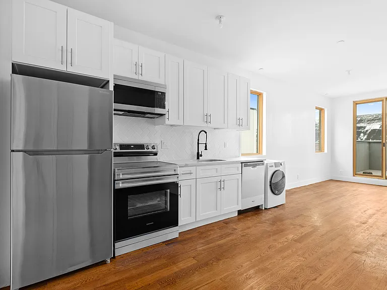1006 Gates Ave #6 — Photo 1