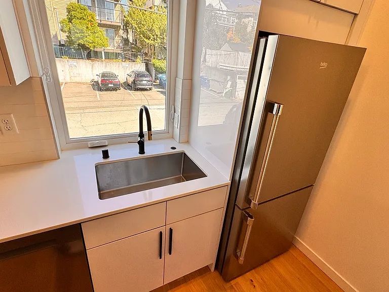 2344 Franklin Ave E — Photo 24