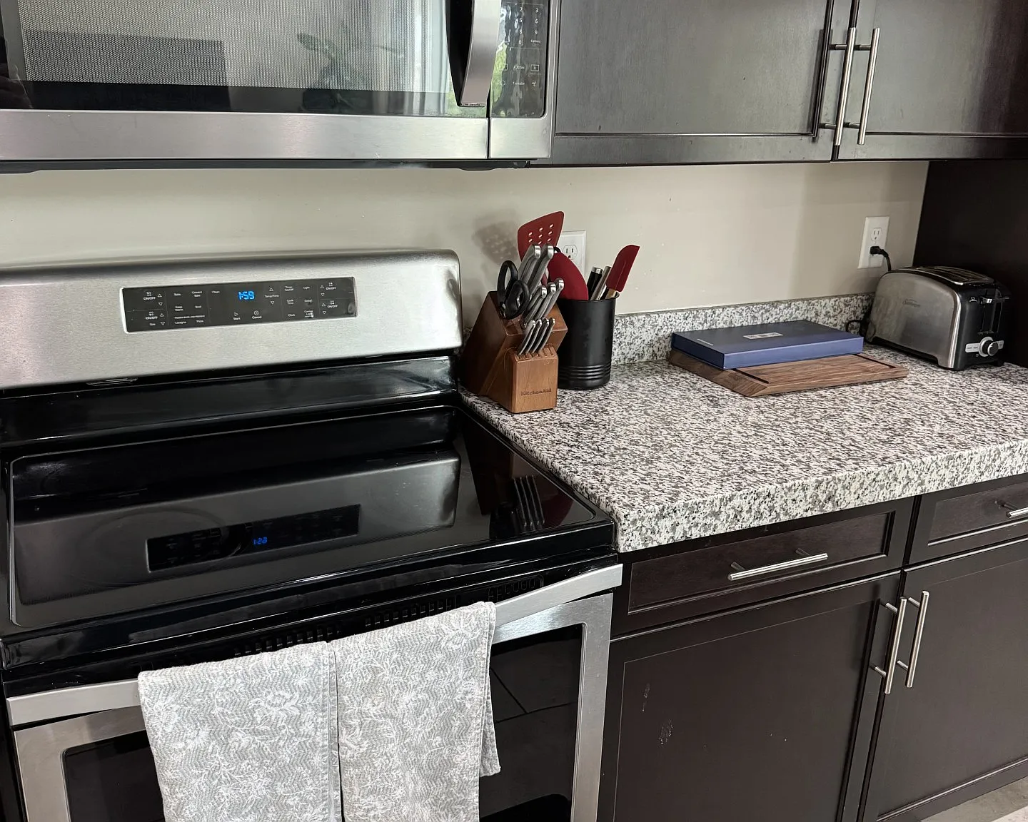 3 bed, 3.5 bath, 2300 sqft, $3,000 — Photo 4