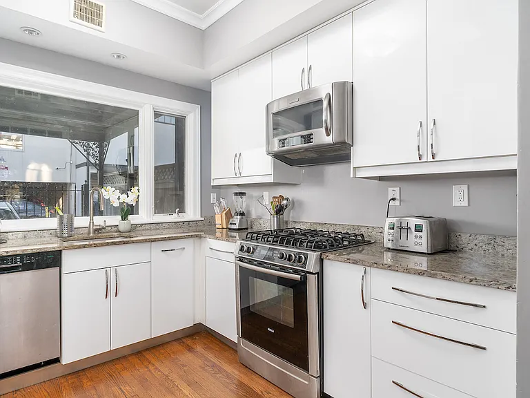 2650 Woodley Pl NW — Photo 2