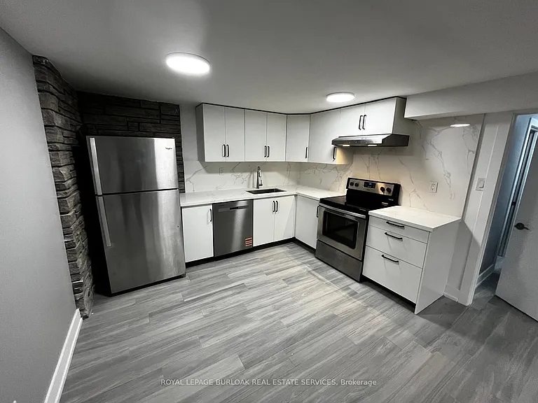 3140 Michael Cres #B — Photo 2