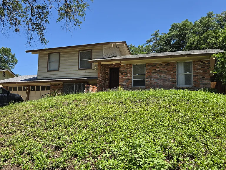 211 Dawnridge Dr — Photo 1