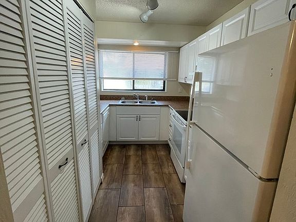 3rd image of 1 Fair Oaks Cir