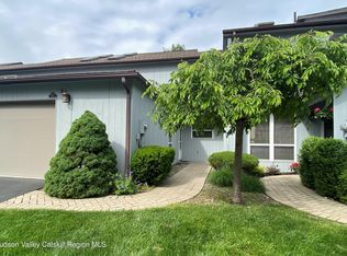 17 Pond Dr E, Rhinebeck, NY 12572