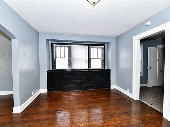 5th image of 810 N Bradley Ave
