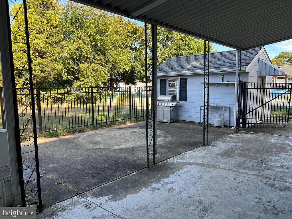 3 bed, 1.5 bath, 1196 sqft, $2,700 — Photo 2