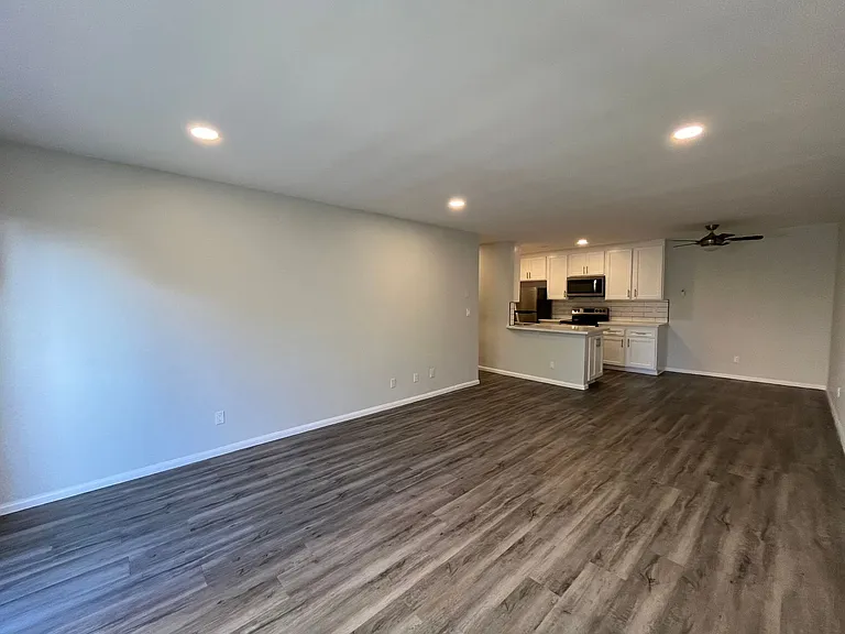 1635 North Martel Avenue — Photo 15