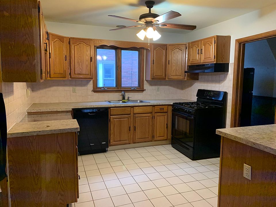 Kitchen (11'5" x 10'8")
