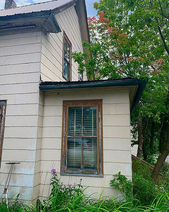 2nd image of 122 W Main St