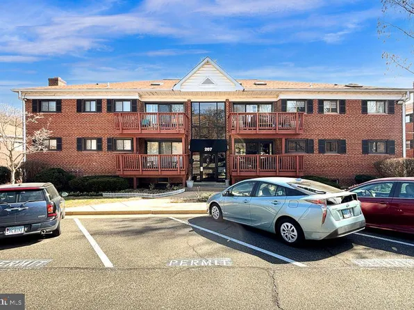 207 Skyhill Rd APT 1, Alexandria, VA 22314
