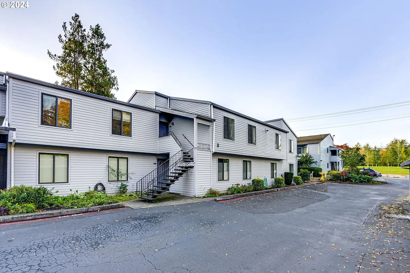 Beautifully Remodeled Beaverton 2-Bedroom Condo Across from Nike with Designer Kitchen, A/C & Cov... — Photo 1