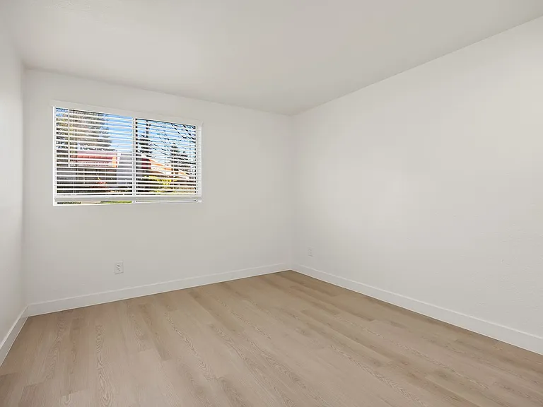 Wellington Place Apartments — Photo 38