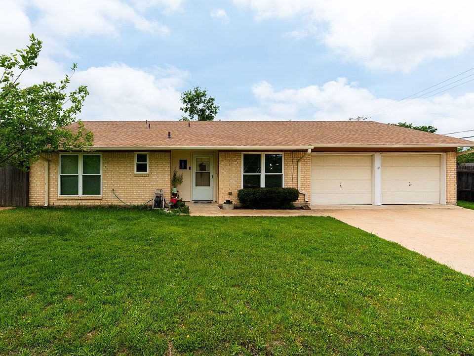 1st image of 902 Lynn Ln