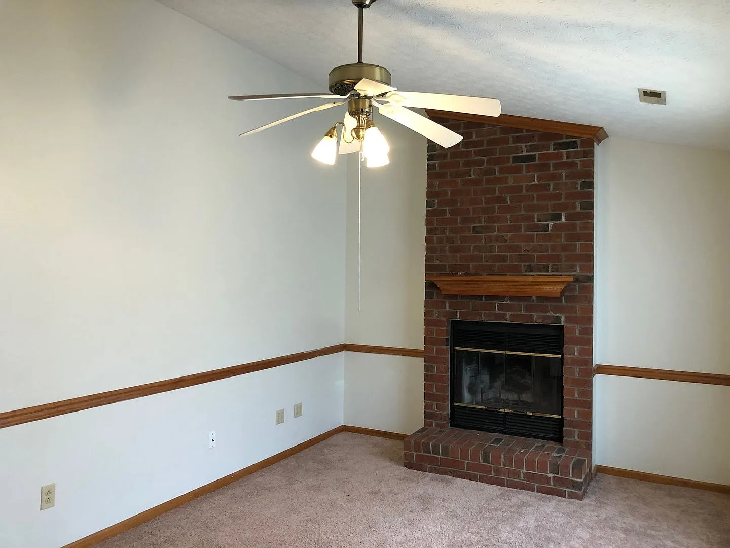 Charming 3-Bedroom Ranch Home in Wolf Creek Subdivision — Photo 3
