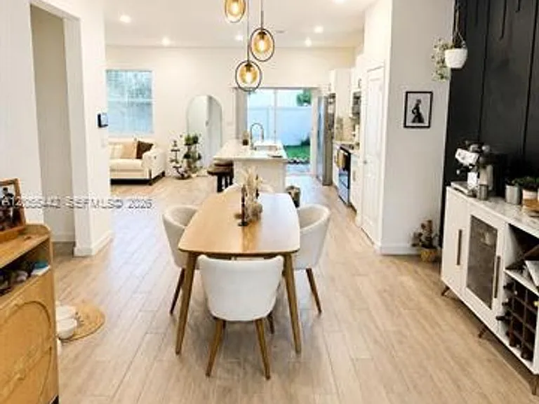 1680 SE 8th Ave #Townhouse 1680 — Photo 2