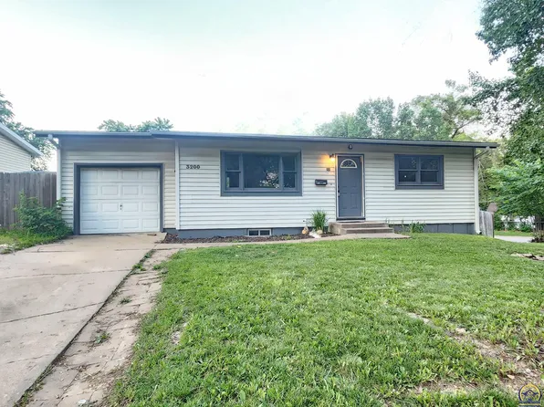 3200 SW Twilight Dr, Topeka, KS 66614