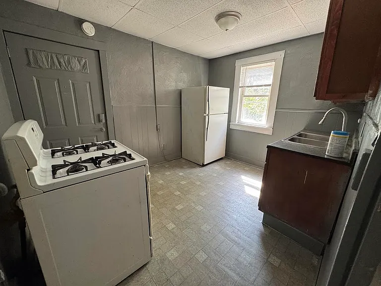 107 College St #1R — Photo 13
