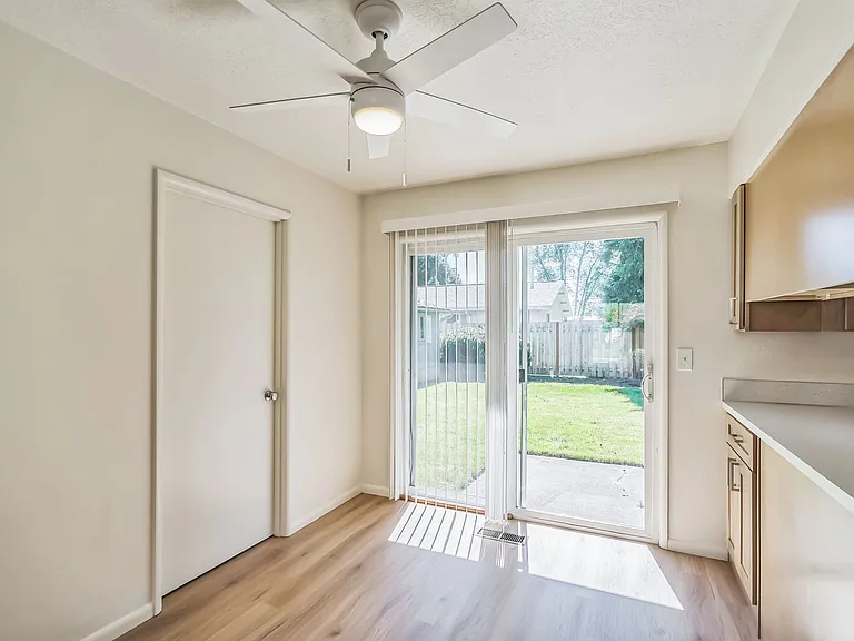 1554 SE Spruce St — Photo 12