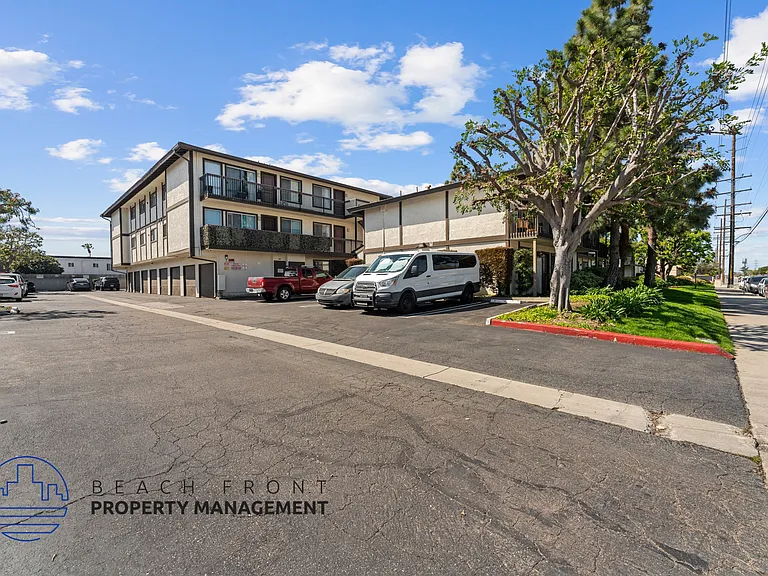 9842 Hamilton Ave. — Photo 5