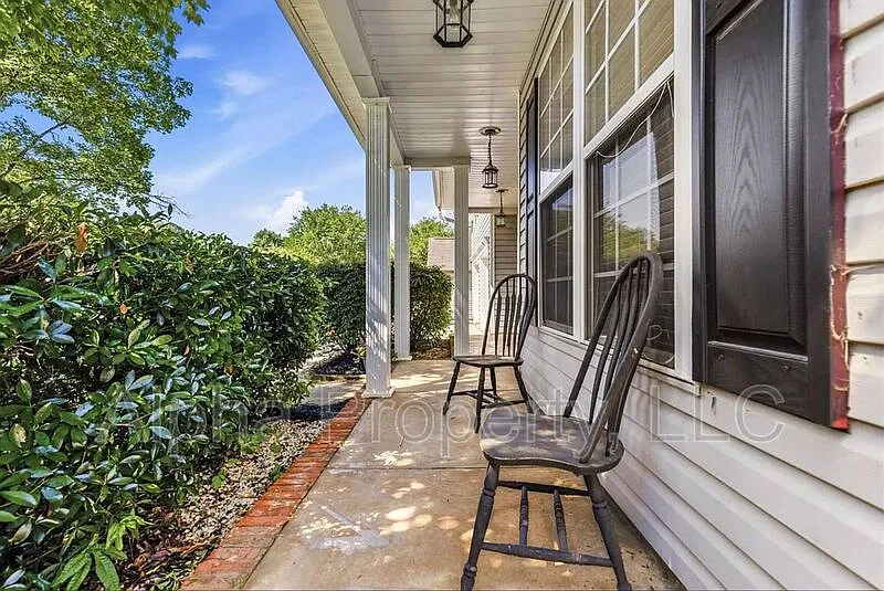 4 bed, 2.5 bath, 2466 sqft, $2,500 — Photo 4