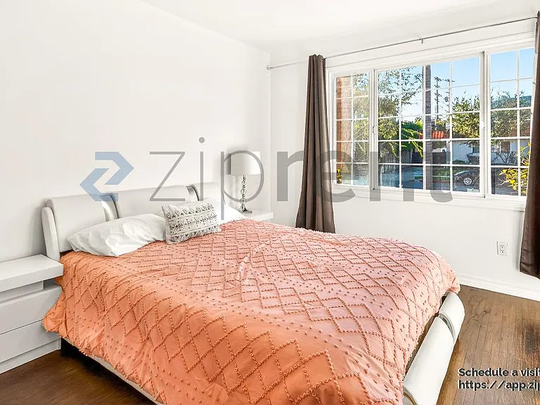 138 N Hamel Dr — Photo 16