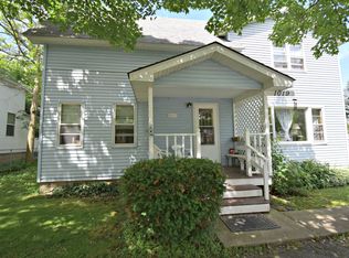 1019 Tappan St, Woodstock, IL 60098