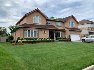 150 Lakeside Drive S, Lawrence, NY