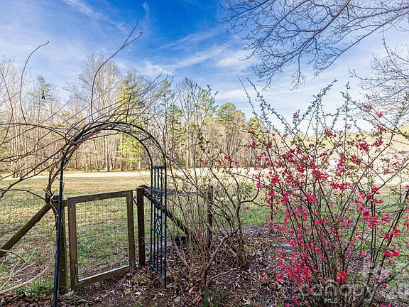 3rd image of 117 Woods View Trl
