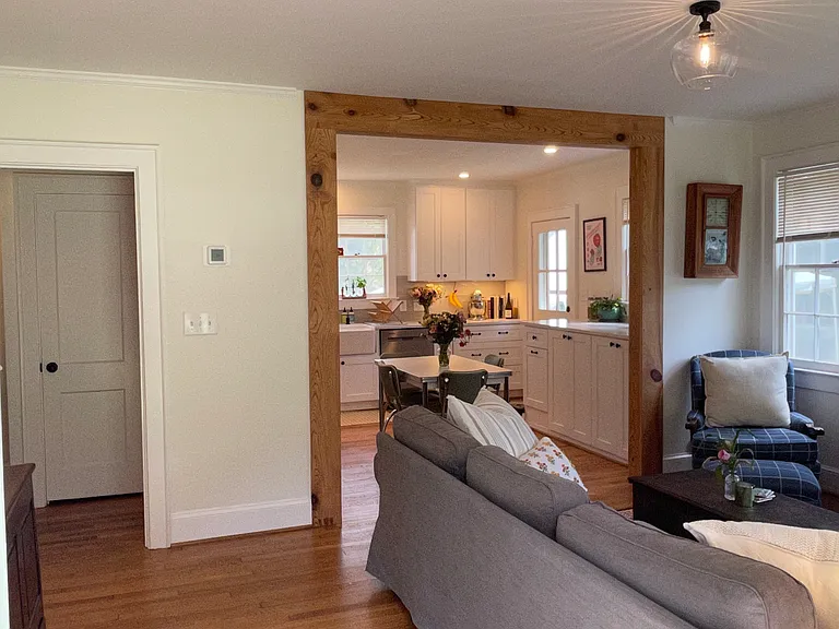107 W Poplar Ave — Photo 2