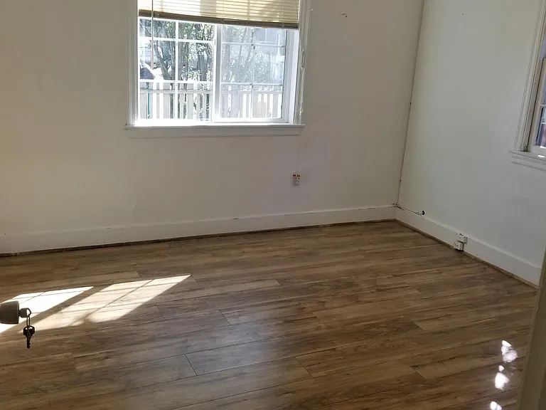 22737 4th St — Photo 3