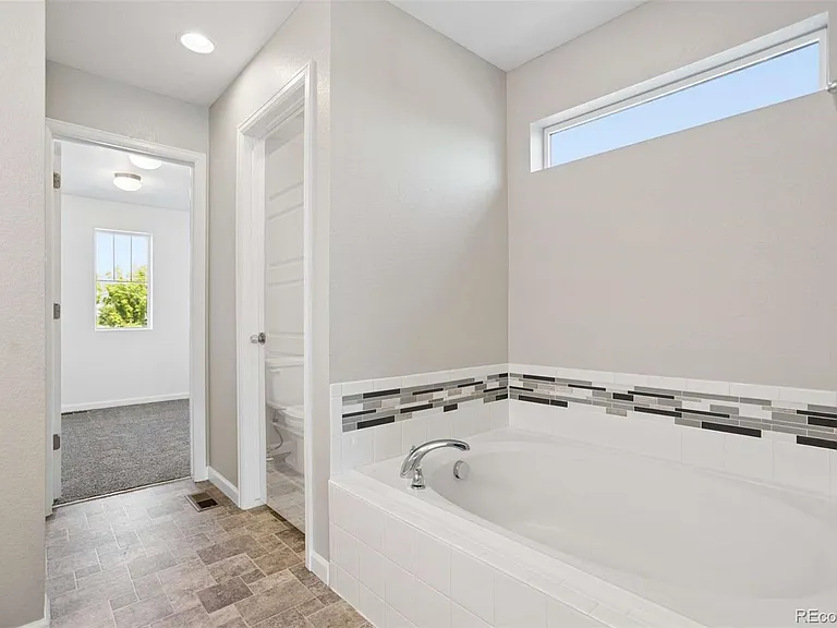 92 Homestead Way — Photo 36